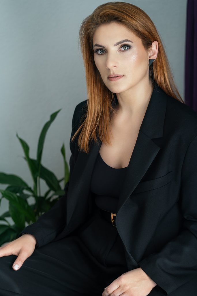 Verslo moters portretas_ Sinari